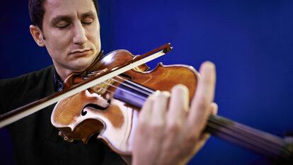 El músico Antoine Tamestit, con su Stradivarius.