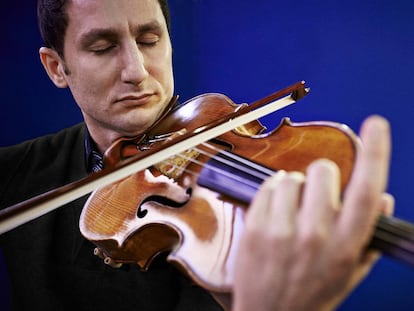 El músico Antoine Tamestit, con su Stradivarius.