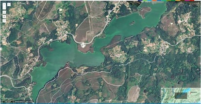 Imagen de satélite del embalse de As Conchas en 2011, contaminado por un episodio de cianobacterias y recogido por uno de los informes del CSIC que apuntalan la demanda vecinal contra la Xunta.