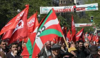 Un momento de la manifestación en Bilbao de CCOO y UGT.