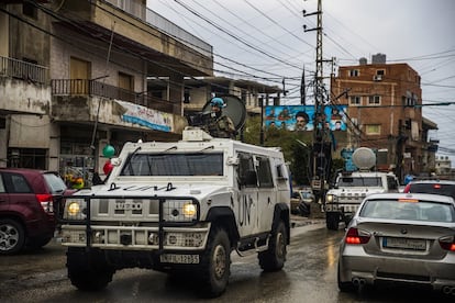 Unos 10.500 cascos azules de la ONU están desplegados en el sur de Líbano para garantizar el cese de hostilidades entre Líbano e Israel, dos países enemistados desde hace cuatro décadas. Esta brigada internacional, compuesta por tropas de 41 países, es una fuerza de interposición; su deber es mediar, no combatir. Estos soldados realizan patrullas diarias por un territorio que abarca unos 1.000 kilómetros cuadrados. Durante sus incursiones es fácil encontrarse con carteles de la milicia político chií de Hezbolá. El sur de Líbano es su feudo. La ONU tiene desplegadas 14 operaciones de paz por medio mundo. Este mes se cumplen 70 años desde que se creara la primera misión en Jerusalén. Y todavía siguen allí. Desde entonces, los soldados de Naciones Unidas han estado presentes en algunos de los conflictos más sangrientos del planeta.