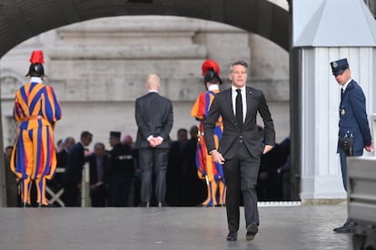 Emanuele Filiberto de Saboya, jefe de la casa real italiana, a su llegada a la plaza de San Pedro, en Ciudad del Vaticano.