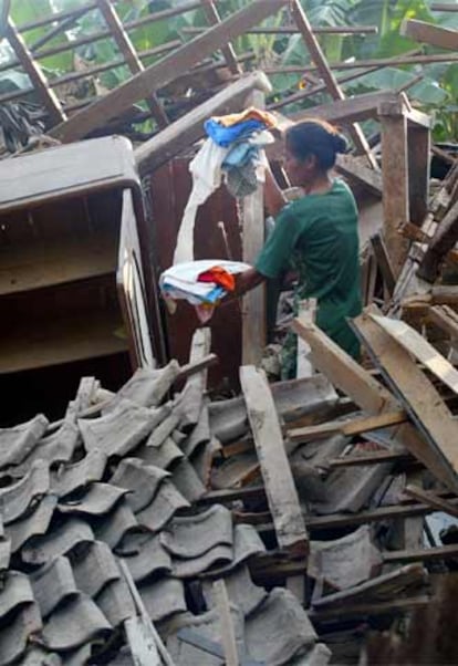 La Cruz Roja internacional ha cifrado en unos 200.000 el nmero de afectados por el terremoto que han sido desplazados de sus hogares. "Hay muchas personas aterradas con la idea de regresar a sus casas por temor a un nuevo sesmo", han declarado fuentes de la organizacin. En la imagen, una mujer recupera parte de sus enseres de entre los restos de su vivienda.