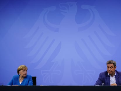 La canciller Merkel y el primer ministro de Baviera, Markus Soeder, durante la conferencia de prensa en Berlín del 10 de agosto de 2021.