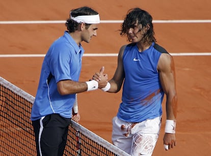 Rafael Nadal (derecha) es felicitado por el tenista suizo Roger Federer después de ganar la final de Roland Garros 2006. Nadal ganó 1-6, 6-1, 6-4, 7-6.