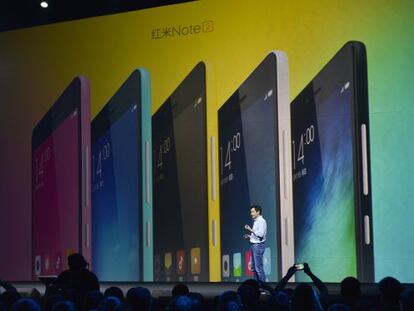 El consejero delegado de Xiaomi, Lei Jun, presenta el nuevo Red Rice Note 2.