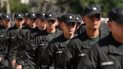 Gendarmes arriban en Valparaíso tras los incendios, el pasado 10 de febrero.