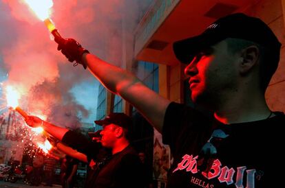 Miembros del partido neonazi griego Aurora Dorada, en un acto de campaña en Atenas en 2012. 