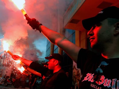 Miembros del partido neonazi griego Aurora Dorada, en un acto de campaña en Atenas en 2012. 