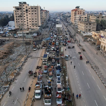 A drone view shows Palestinians waiting to be allowed to return to their homes in northern Gaza after they were displaced to the south at Israel's order during the war, amid a ceasefire between Israel and Hamas, in the central Gaza Strip, January 26, 2025. REUTERS/Stringer