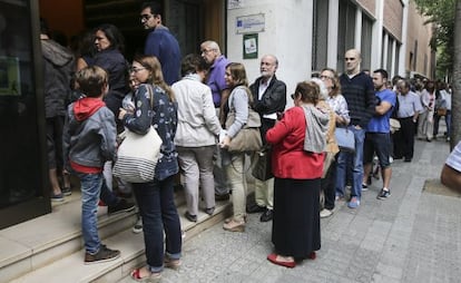 Cues en un col·legi a la Travessera dels Corts a Barcelona.