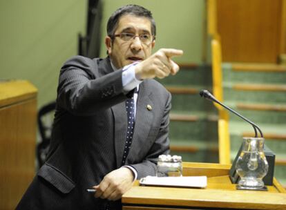 El <b><i>lehendakari,</b></i> Patxi López, habla desde la tribuna del Parlamento en un momento del pleno de control de ayer.