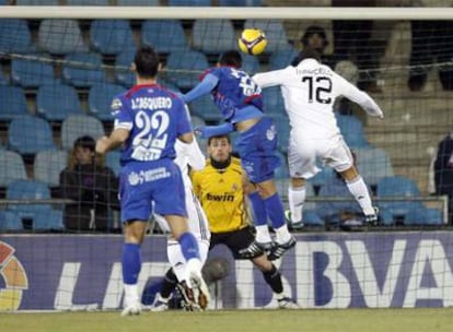 Albín cabecea ante Marcelo y Casillas el primer gol del Getafe al Madrid.