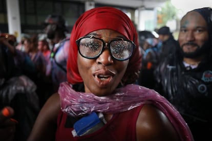 Una mujer con los cristales de las gafas salpicados por la lluvua durante la primera jornada del Carnaval de Notting Hill, en Londres.