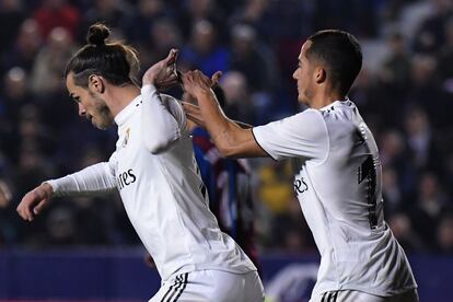 El delantero galés del Real Madrid Gareth Bale, rehúye la felicitación de Lucas Vázquez tras marcar de penalti.