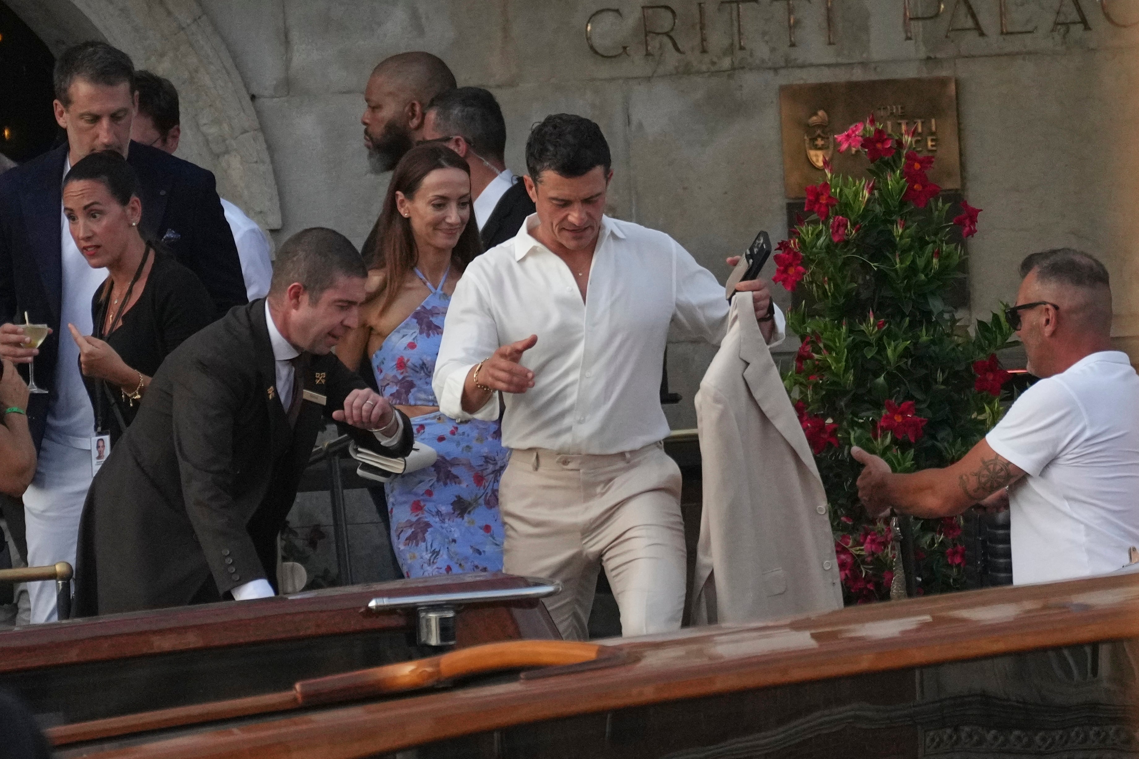 Jeff Bezos y Lauren Sanchez se casan hoy en la isla de San Giorgio y bailarán sobre el agua de Venecia 7 El actor Orlando Bloom, de quien recientemente se ha conocido su separación de la cantante Katy Perry, ha acudido solo a la boda del magnate, como se llegó a especular antes del anuncio oficial de la ruptura. La imagen es de este viernes.