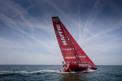 El MAPFRE durante un navegación cerca en Lisboa.
