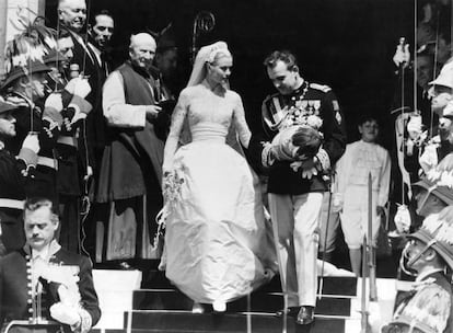 La impresionante boda de Grace Kelly y Raniero en el palacio monegasco, en 1956.