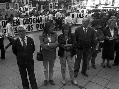 Concentración de Gesto en primer plano, la Ertzainza después para evitar agresiones y las Gestoras pro Amnistía al fondo, en Bilbao, en 1994. 