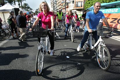 La alcaldesa de Alicante, Sonia Castedo, y el concejal de Tráfico, Juan Seva, ayer montados en bicicletas.