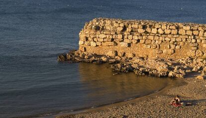 Una platja de la Costa Brava, la del Moll Grec, a Empúries.