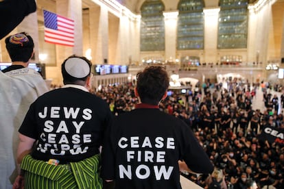 Manifestantes judíos y palestinos protestaban juntos en la Estación Central de Nueva York para exigir un alto el fuego inmediato.