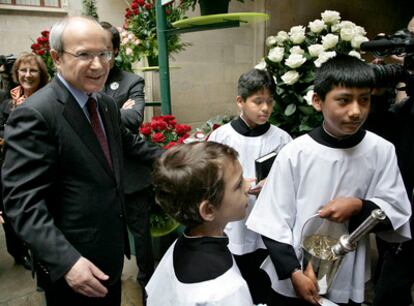 El presidente catalán, José Montilla, tras la ceremonia de la bendición de las rosas en el Palau de la Generalitat.