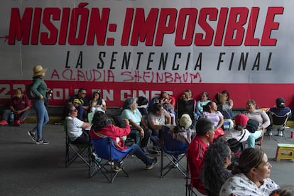 Integrantes de la Coordinadora Nacional de Trabajadores de la Educación exigen una mesa de diálogo con autoridades de gobierno.