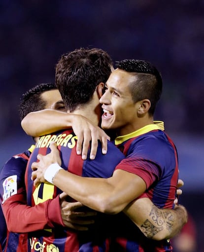 Alexis celebra con Cesc el primer tanto del partido.