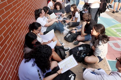 Un grupo de estudiantes espera para acceder a una de las clases habilitadas para la Pruebas de Acceso a la Universidad (PAU) en la Facultad de Químicas de la Universidad Complutense de Madrid, este martes.
