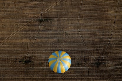 Un globo de aire caliente vuela en la localidad italiana de Todi.