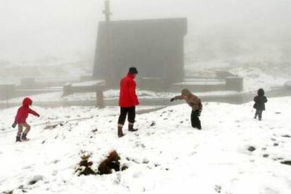 Un familia juega con la nieve en medio de una espesa niebla en el alto de Ibañeta, en Roncesvalles (Navarra).