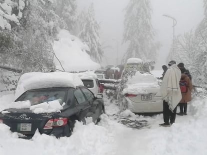 Varios coches atrapados por la nieve, este sábado cerca de Murree (Pakistán).