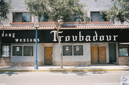 En Troubadour es donde se reunían, en los sesenta y los setenta, artistas, noctámbulos y delincuentes de Los Ángeles. Algo tiene la sala de conciertos de Santa Monica Boulevard que incita irremediablemente al gamberrismo: en 1962 arrestaron al cómico Lenny Bruce sobre el mismo escenario por obsceno, y unos años más tarde expulsaron a John Lennon y Harry Nilsson por liantes. En el Troubadour también ofrecieron algunas de sus más importantes actuaciones The Byrds, Van Morrison o Buffalo Springfield. Para Elton John y Steve Martin, fue el lugar donde se dieron a conocer.