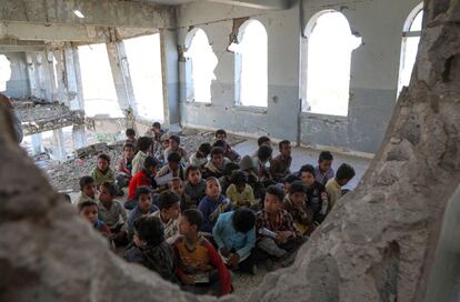 Niños yemeníes asisten a clases el primer día del año académico en una escuela dañada por un ataque aéreo durante los enfrentamientos entre las fuerzas gubernamentales respaldadas por Arabia Saudí y rebeldes hutíes, en Taiz (Yemen).