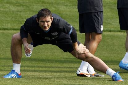 Lampard realiza estiramientos.