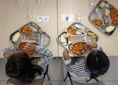 Dos niñas con menús diferentes comen en el colegio público Les Arts de Valencia.