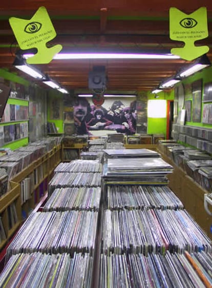 Interior de Wah Wah Discos, tienda de vinilo en Barcelona