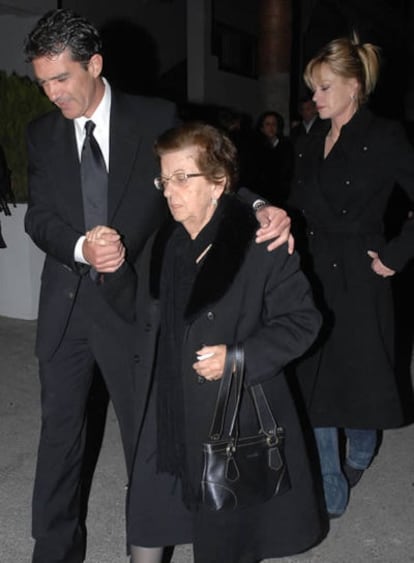 Antonio Banderas sujeta a su madre, en el funeral de su padre.