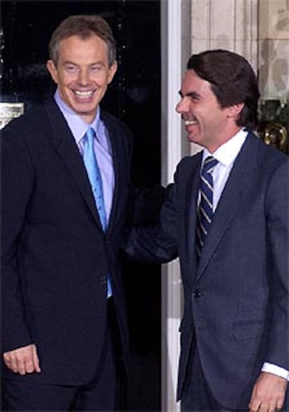 Tony Blair y José María Aznar, ayer en Londres.