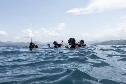 Arquéologos en la bahía de Villa Rica, durante la búsqueda de los barcos de Cortés.