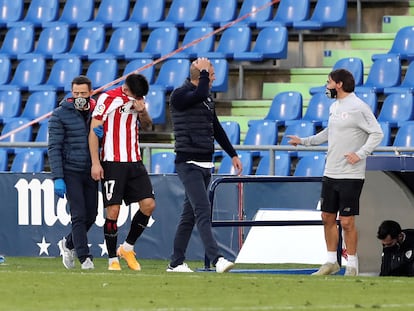 Yuri se retira lesionado del partido ante el Getafe el pasado domingo.