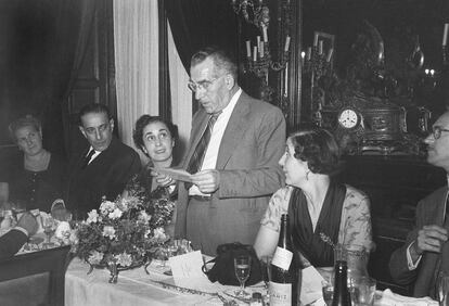 Bartolom&eacute; Soler, presidente del jurado, anuncia el fallo del premio Planeta 1952, concedido a Juan Jos&eacute; Mira por En la noche no hay caminos.