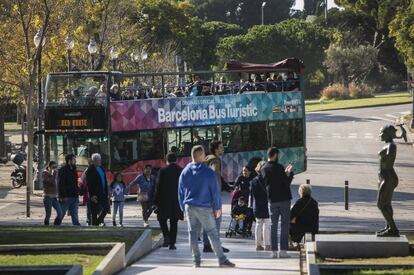 Un bus turístico cerca del MNAC.