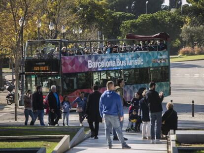 Un bus turístico cerca del MNAC.