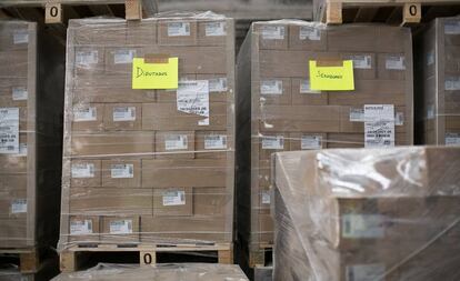 Papeletas en un almacén municipal de Barcelona para las elecciones generales del 28 de abril.