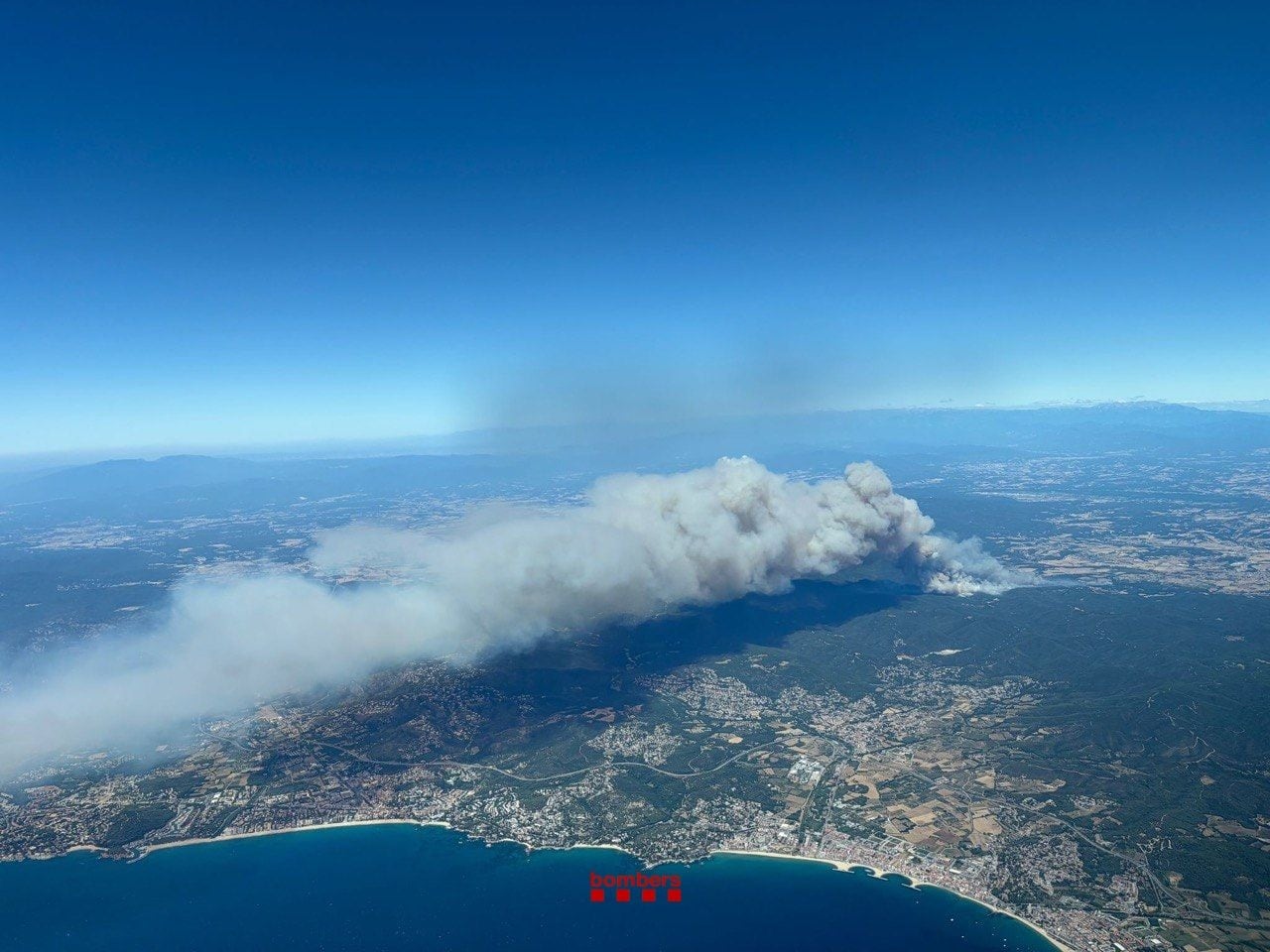 Un incendio obliga a confinar a miles de personas en la Costa Brava y afecta al espacio protegido de Les Gavarres