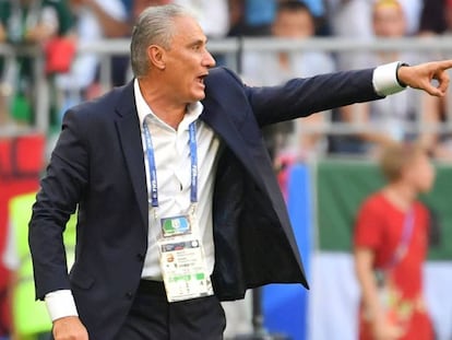 Tite dá instruções durante Brasil x México.