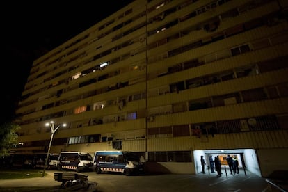 L'operació ha començat avui a les quatre de la matinada al barri de la Mina, a Sant Adrià de Besòs, i al districte veí de Sant Martí, a Barcelona.