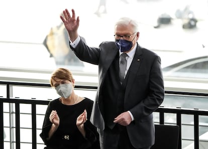 El presidente alemán, Frank-Walter Steinmeier, saluda sentado junto a su mujer durante la asamblea federal en la que ha sido elegido para un segundo mandato de cinco años.